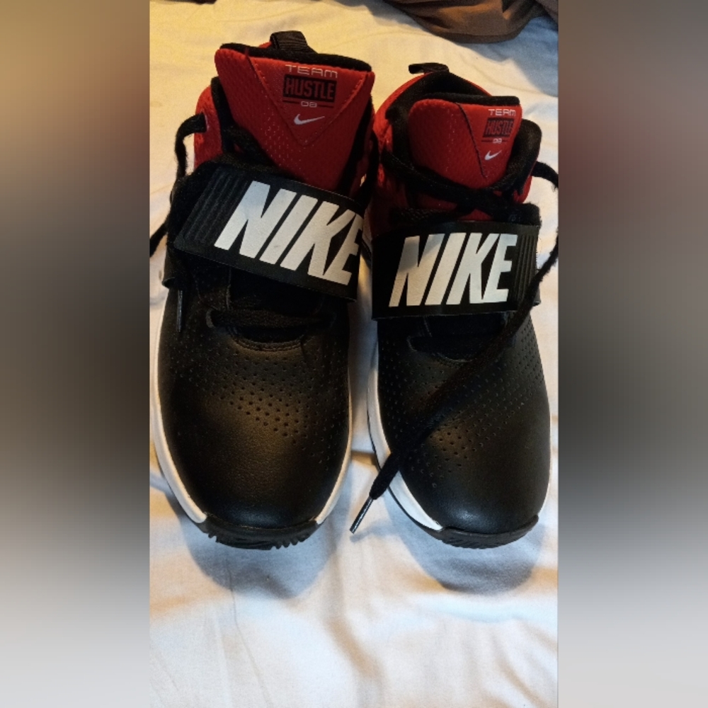 Nike team hustle, red black, 7Y